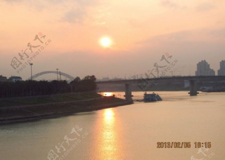 大江夕阳图片