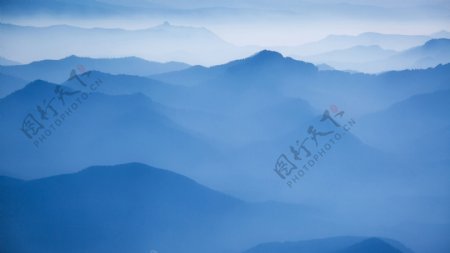 山峦云雾图片