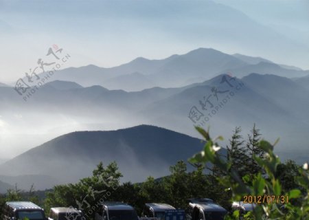 日本富士山半山腰风景图片