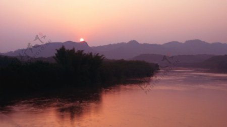河边远山夕阳图图片