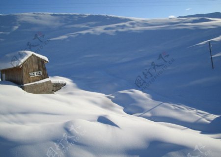 雪地小屋图片