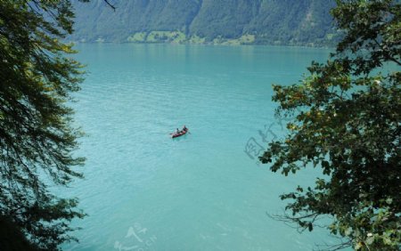 透明的瑞士湖图片