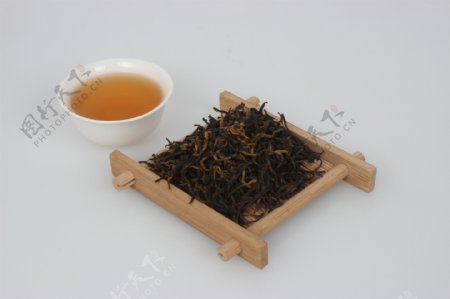 金骏眉茶汤和茶叶图片