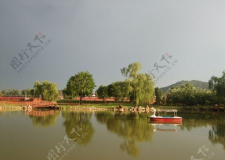 雨后湖景图片
