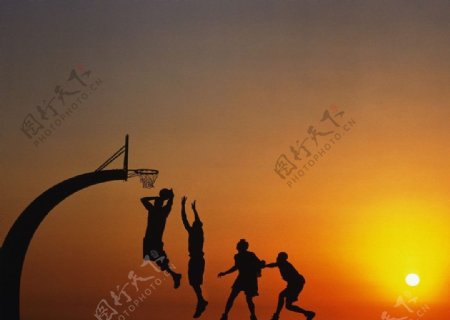黄昏的篮球赛图片