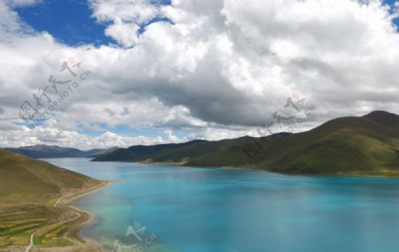空旷高山湖景图片