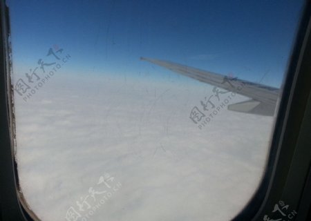 飞机上的窗外图片