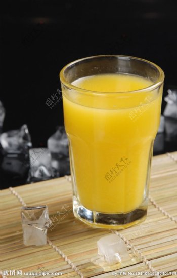 鲜榨果汁橙汁图片