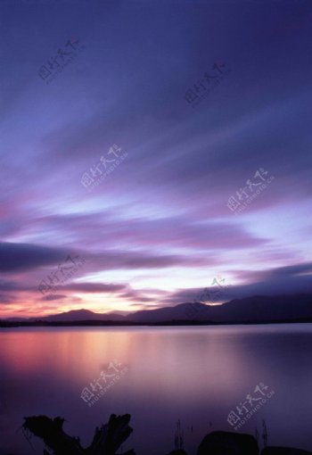 傍晚的天空和湖景图片