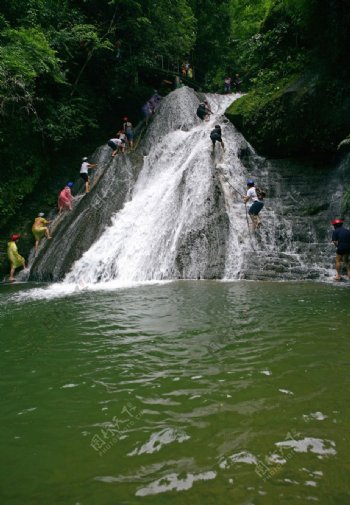 广西古东森林瀑布图片