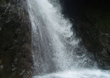 青山瀑布图片