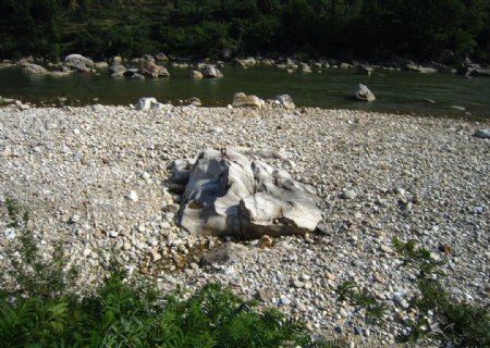 河滩上的石景图片