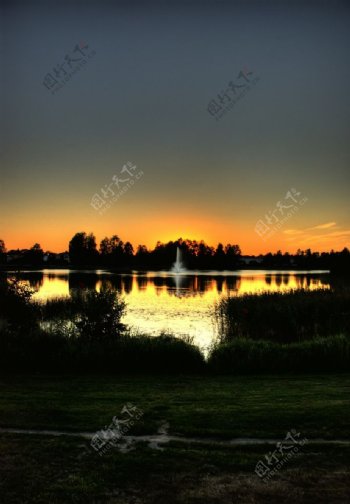 湖岸落日景色图片