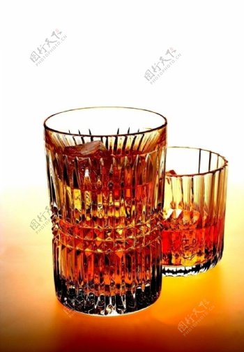 威士忌酒杯和红酒图片