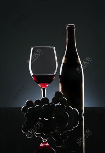 葡萄酒黑背景图片