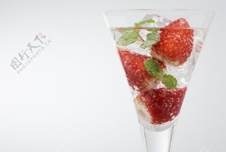 草莓冰块图片