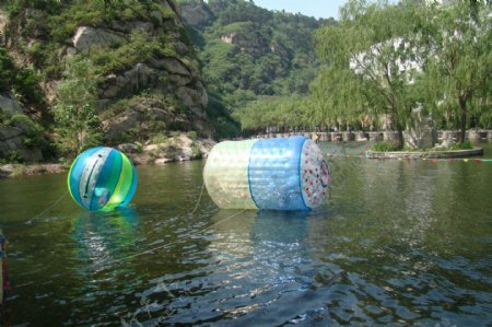 水上滚动气球船图片
