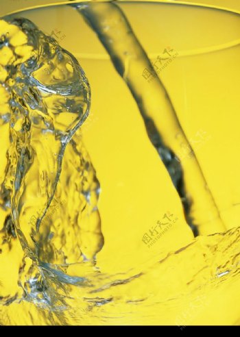酒杯中的黄色水纹图片