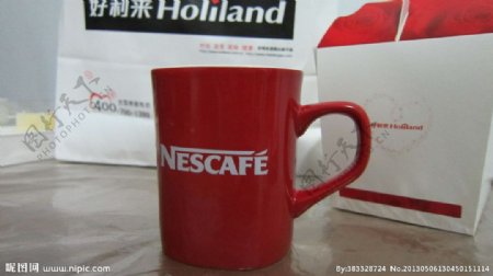 雀巢红色英文咖啡杯图片