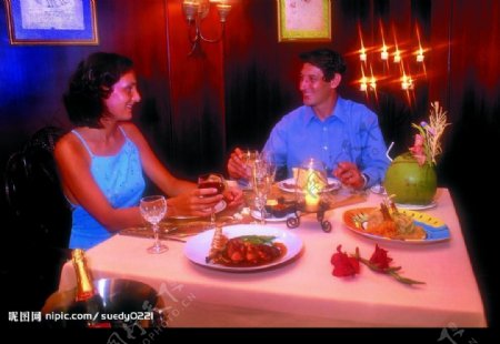 情侣浪漫晚餐图片
