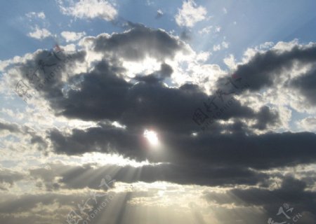 穿过云层阳光图片