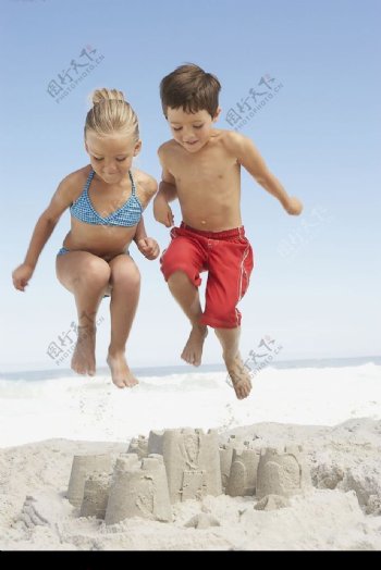 跳跃的孩子图片