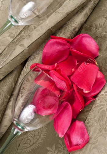 玫瑰花瓣和酒杯图片