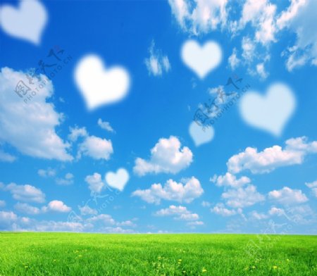 绿色原野天空蓝天白云形成的爱心图片