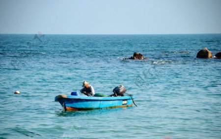 深圳大梅沙海面上垂钓的老人图片
