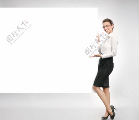 女人与白色牌高清图片女人白色牌广告牌空白广告牌高清图片