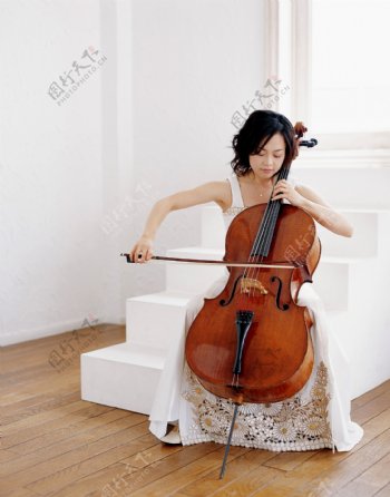 美女演奏大提琴图片