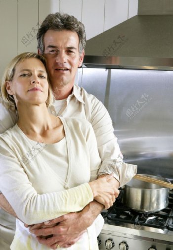 厨房里的幸福夫妻图片