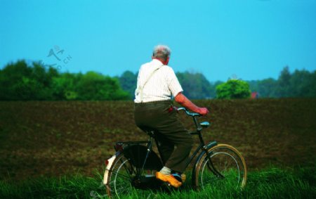 骑自行车的老年人图片
