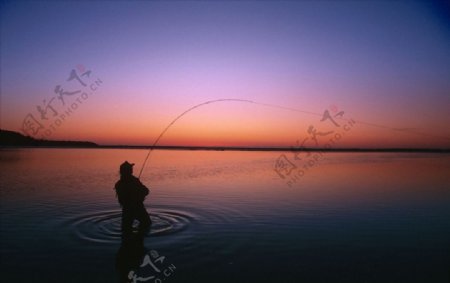 男人钓鱼图片