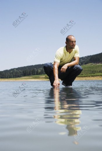 水面上的男人图片