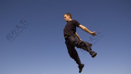 男人跳跃跳动运动休闲高兴开心男人图片