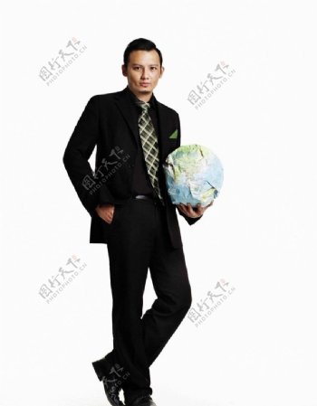 拿地球仪的男人图片