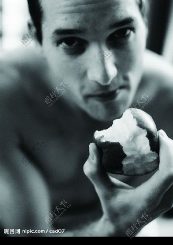 男士吃苹果图片