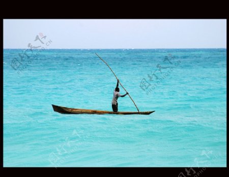 海上的独木舟图片