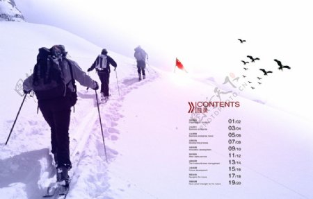 雪山上的登山者图片