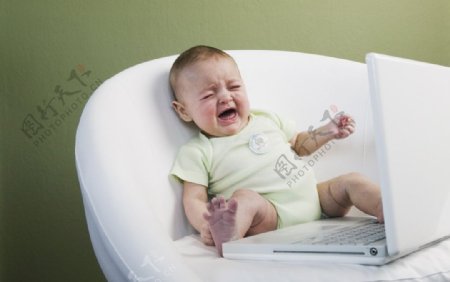 哭闹的宝宝图片