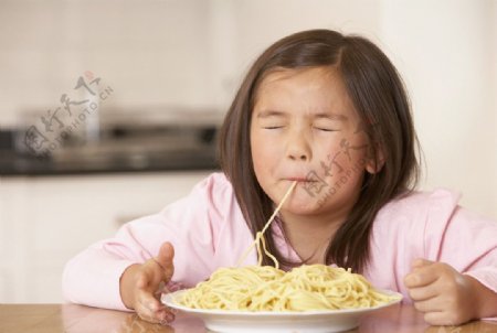 吃面食的孩子图片