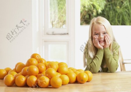 吃桔子的孩子图片
