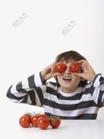 吃西红柿的孩子图片