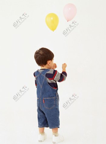 玩气球的小男孩图片