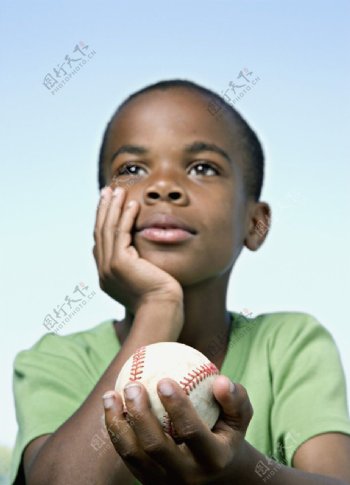 手拿棒球的小男孩图片