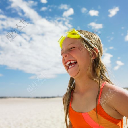 沙滩高兴的小美女图片