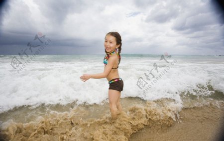 海边嬉水的小女孩图片