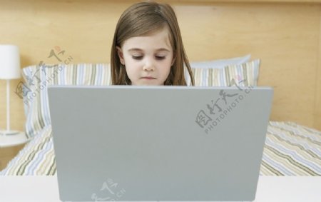 玩笔记本电脑的可爱小女孩图片