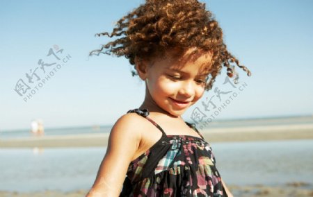 沙滩上快乐的小女孩图片